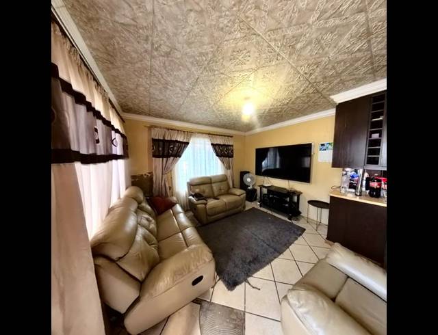 3 BEDROOM HOUSE FOR SALE IN CLAYVILLE